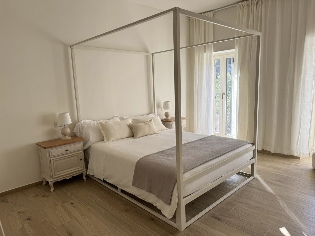 Il letto matrimoniale a baldacchino bianco della Camera Terra