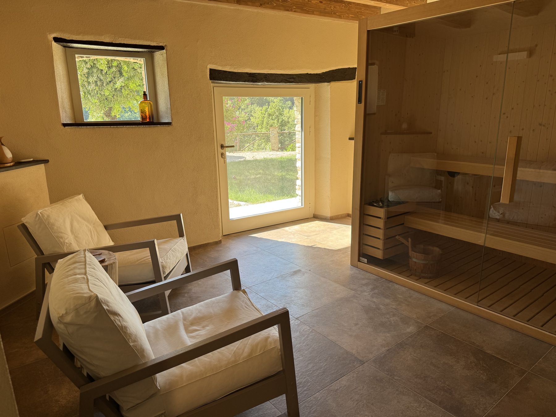 La sauna in legno nella Slow Room della Langhe Ciabot House