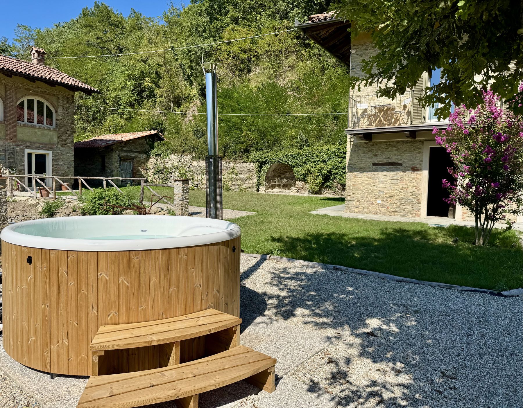 La tinozza idromassaggio riscaldata nel giardino della struttura